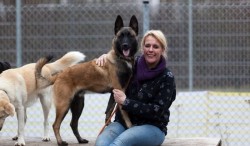 Kirstin Höfer mit Hund (Tierheimleiterin des TH Koblenz)