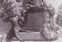 Das Jung-Bismarck-Denkmal mit Biscmarcks Hunden
