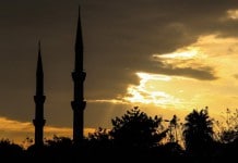 Moschee vor hellem Licht