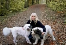 Tierinspektorin Susanne Ohlendorf mit zwei Hunden.