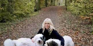 Tierinspektorin Susanne Ohlendorf mit zwei Hunden.